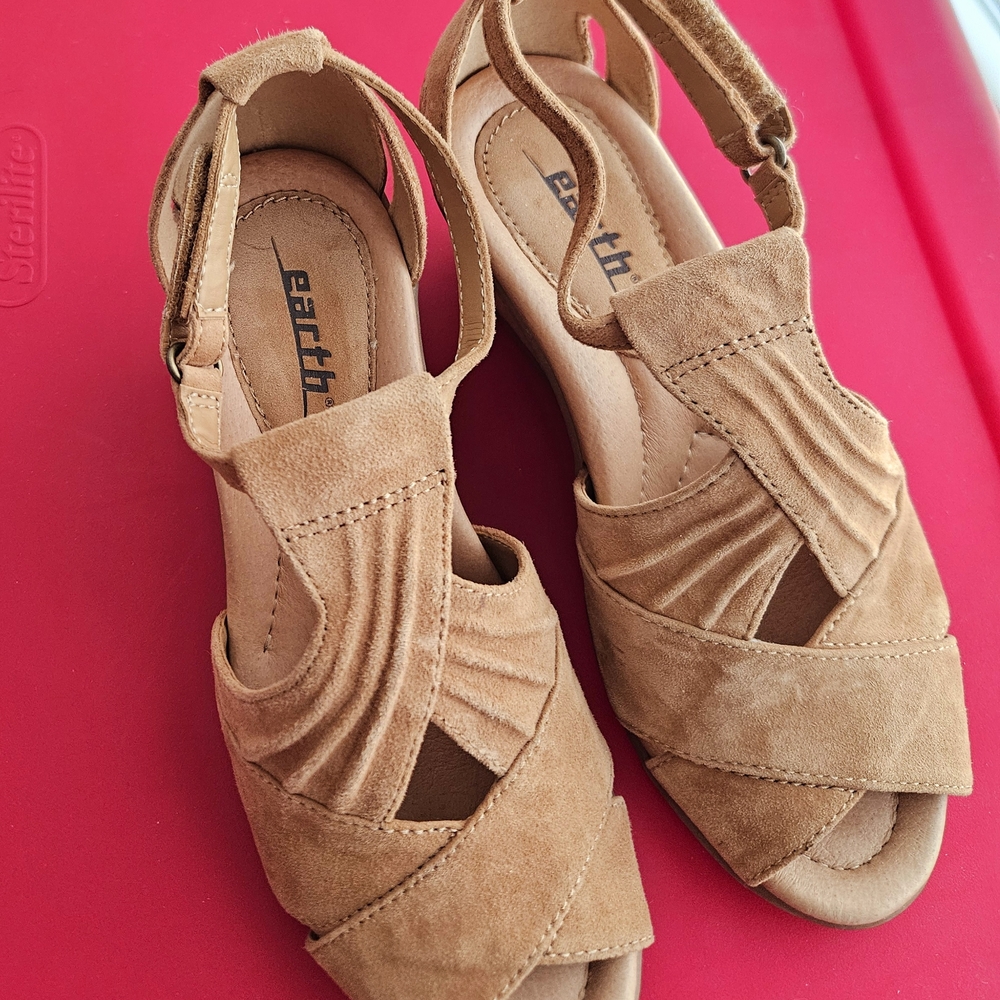 Earth Women's T-strap Peep Toe Sandals